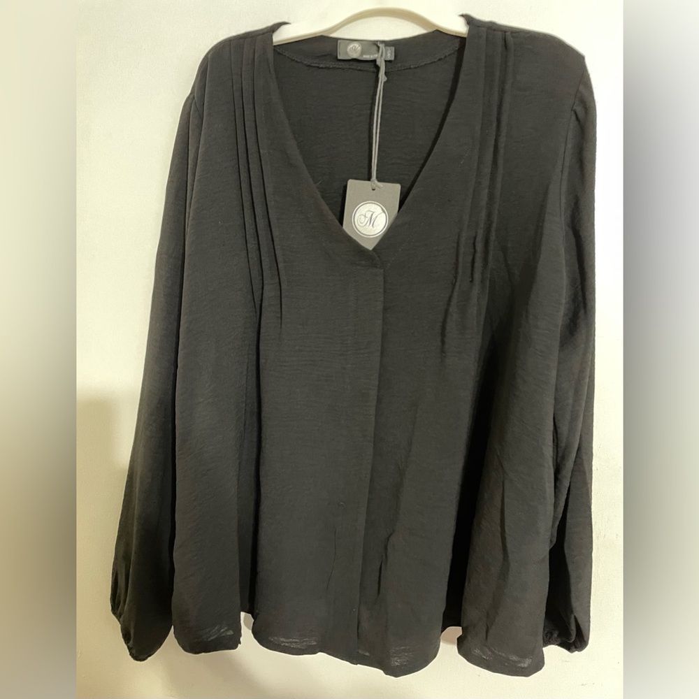 Elegant Black V neck Blouse in XS made in Italy🇮🇹 NWT